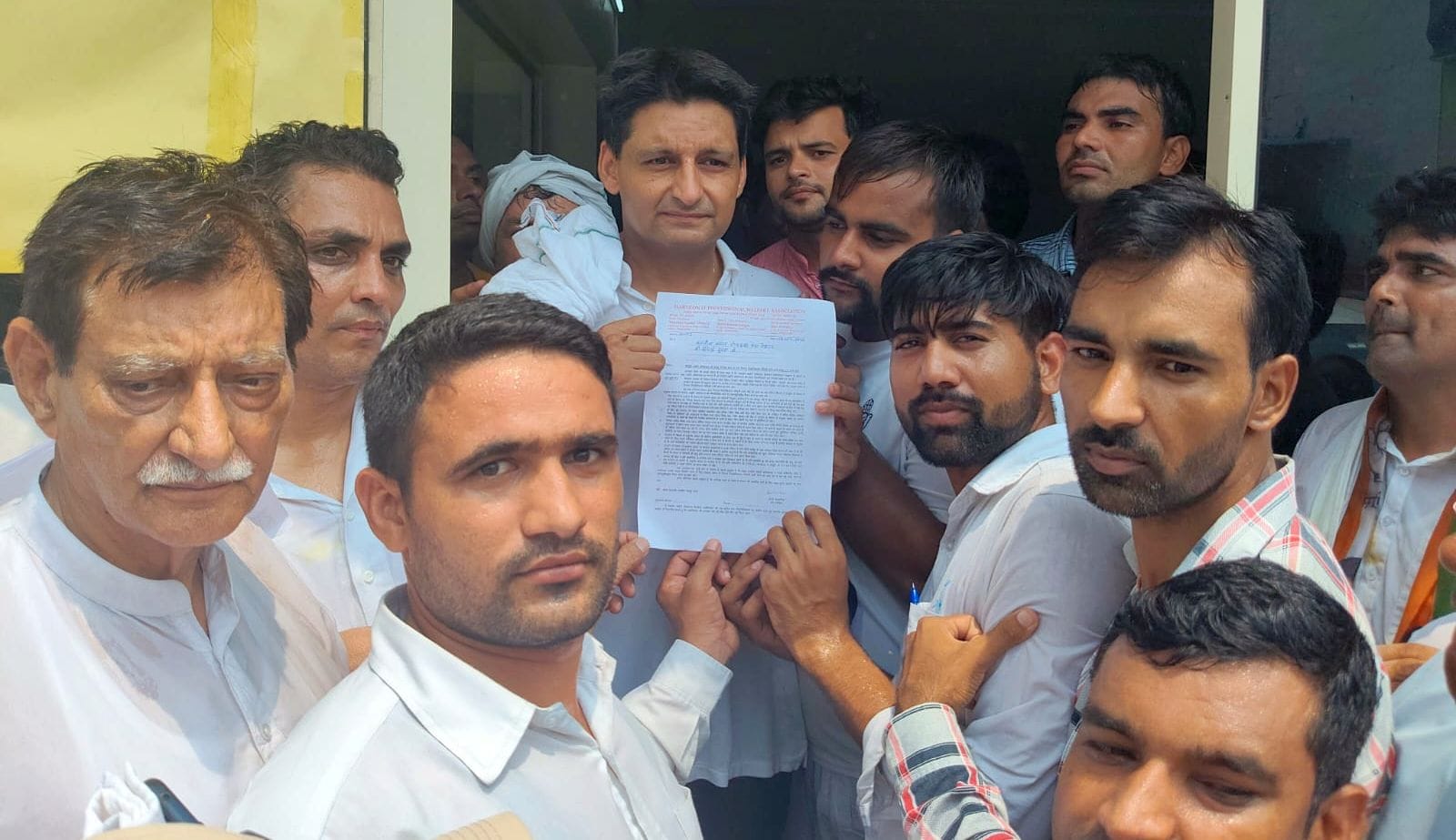 18जेएनडी14-रोहतक लोकसभा सांसद दीपेंद्र हुड्डा को मांग पत्र सौंपते हुए डाटा एंट्री ऑपरेटर। संवाद 18जेएनडी14-रोहतक लोकसभा सांसद दीपेंद्र हुड्डा को मांग पत्र सौंपते हुए डाटा एंट्री ऑपरेटर। संवाद