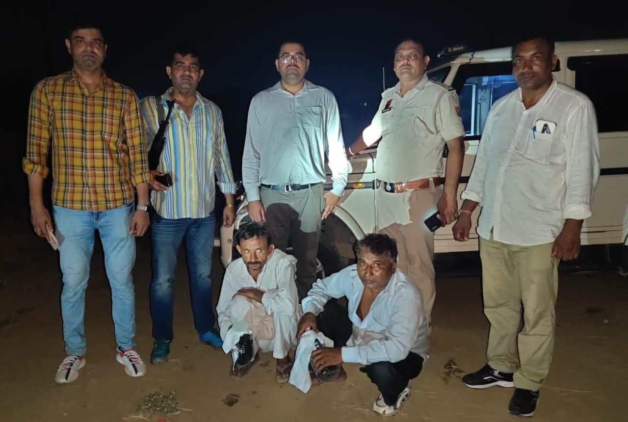 18जेएनडी16: पुलिस गिरफ्त में पकड़े गए दोनों आरोपी। स्रोत पुलिस प्रशासन