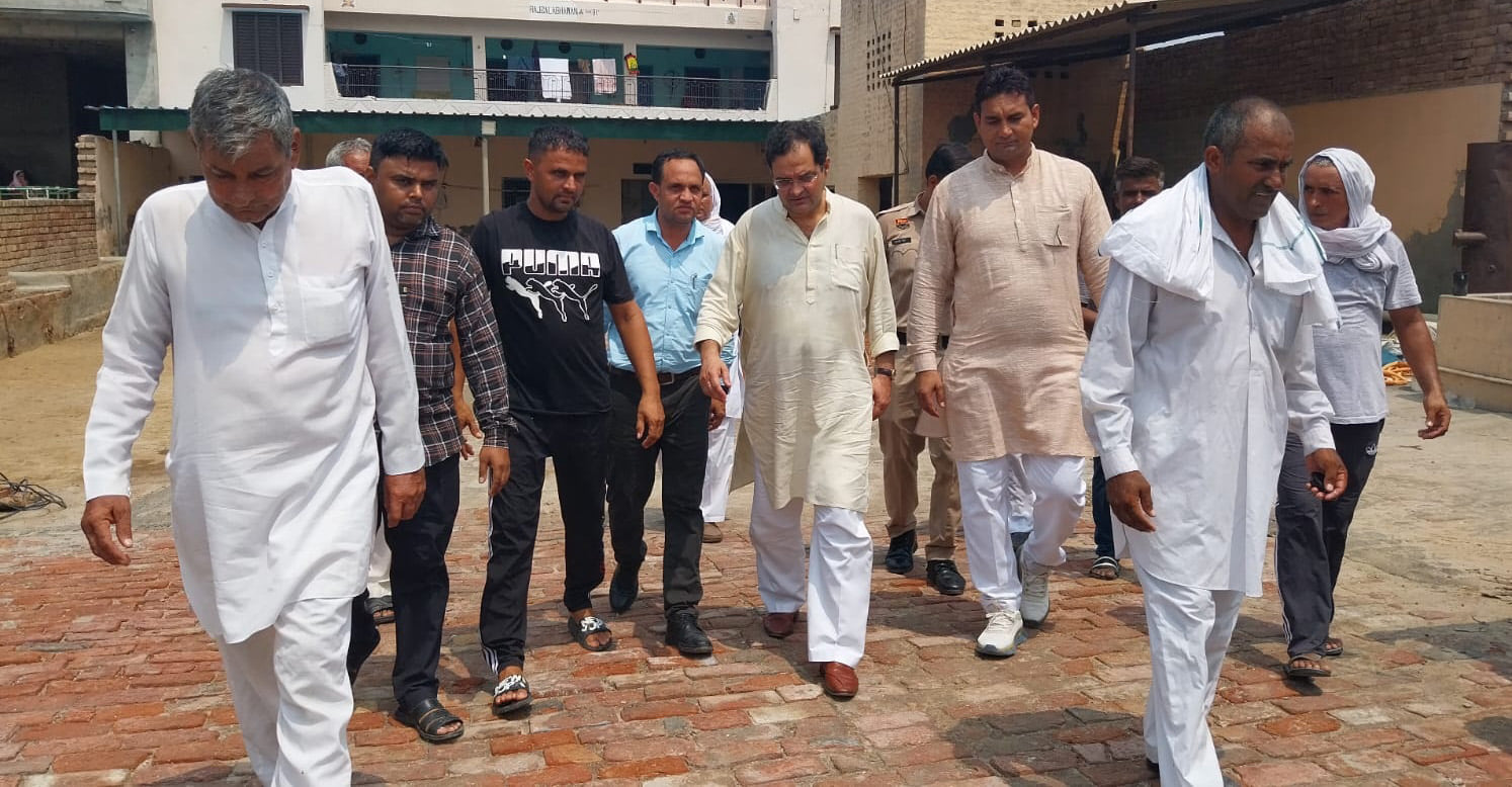 18जेएनडी18: जनंसपर्क अभियान के तहत ग्रामीणों के साथ पूर्व सांसद बृजेंद्र सिंह। संवाद