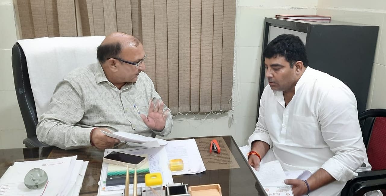 18जेएनडी24: जिला परिषद के सुपरीडेंट को सीईओ के नाम पत्र सौंपते हुए उपप्रधान सतीश हथवाला। संवाद 18जेएनडी24: जिला परिषद के सुपरीडेंट को सीईओ के नाम पत्र सौंपते हुए उपप्रधान सतीश हथवाला। संवाद