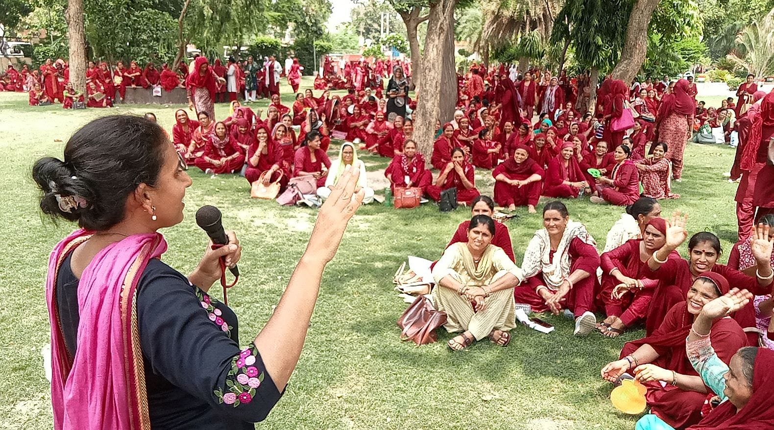 19जेएनडी06: नेहरू पार्क में आशा वर्करों को संबोधित करती वक्ता। स्रोत संगठन 19जेएनडी06: नेहरू पार्क में आशा वर्करों को संबोधित करती वक्ता। स्रोत संगठन