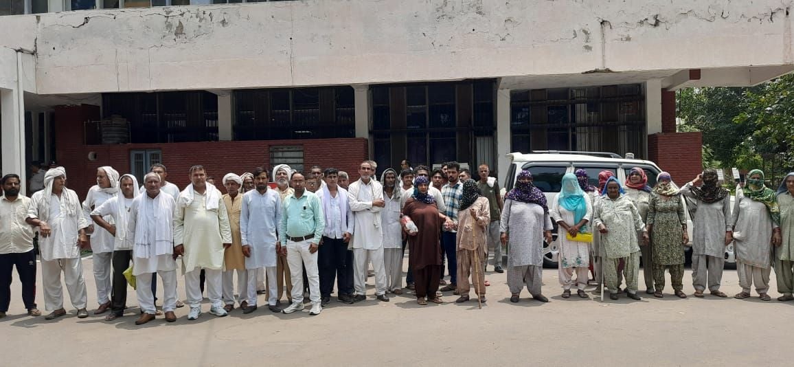 19जेएनडी07 : पुलिस अधीक्षक से मिलने पहुंचे संडील गांव के लोग। संवाद 19जेएनडी07 : पुलिस अधीक्षक से मिलने पहुंचे संडील गांव के लोग। संवाद