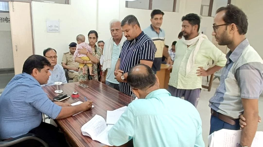 19जेएनडी27: शिकायतों की सुनवाई करते हुए एसडीएम मनीष फोगाट। संवाद
