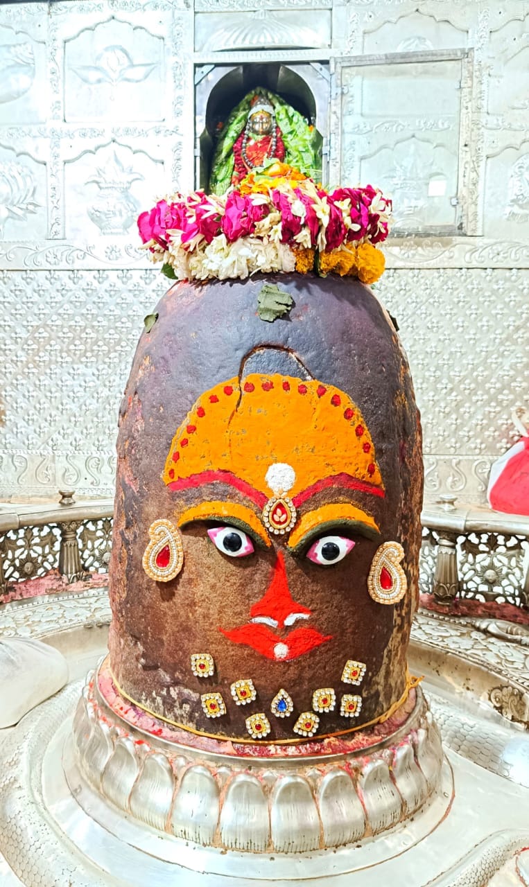 भस्मारती मे देवी स्वरूप मे सजे बाबा महाकाल....मस्तक पर लगाई बिंदिया नाक मे पहनाई नथनी......भक्त भस्मारती मे देवी स्वरूप मे सजे बाबा महाकाल....मस्तक पर लगाई बिंदिया नाक मे पहनाई नथनी......भक्त