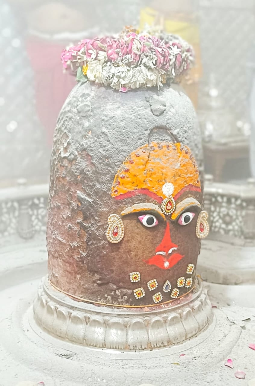 भस्मारती मे देवी स्वरूप मे सजे बाबा महाकाल....मस्तक पर लगाई बिंदिया नाक मे पहनाई नथनी......भक्त भस्मारती मे देवी स्वरूप मे सजे बाबा महाकाल....मस्तक पर लगाई बिंदिया नाक मे पहनाई नथनी......भक्त