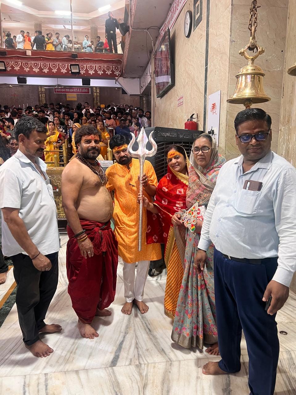 भस्मारती मे देवी स्वरूप मे सजे बाबा महाकाल....मस्तक पर लगाई बिंदिया नाक मे पहनाई नथनी......भक्त भस्मारती मे देवी स्वरूप मे सजे बाबा महाकाल....मस्तक पर लगाई बिंदिया नाक मे पहनाई नथनी......भक्त