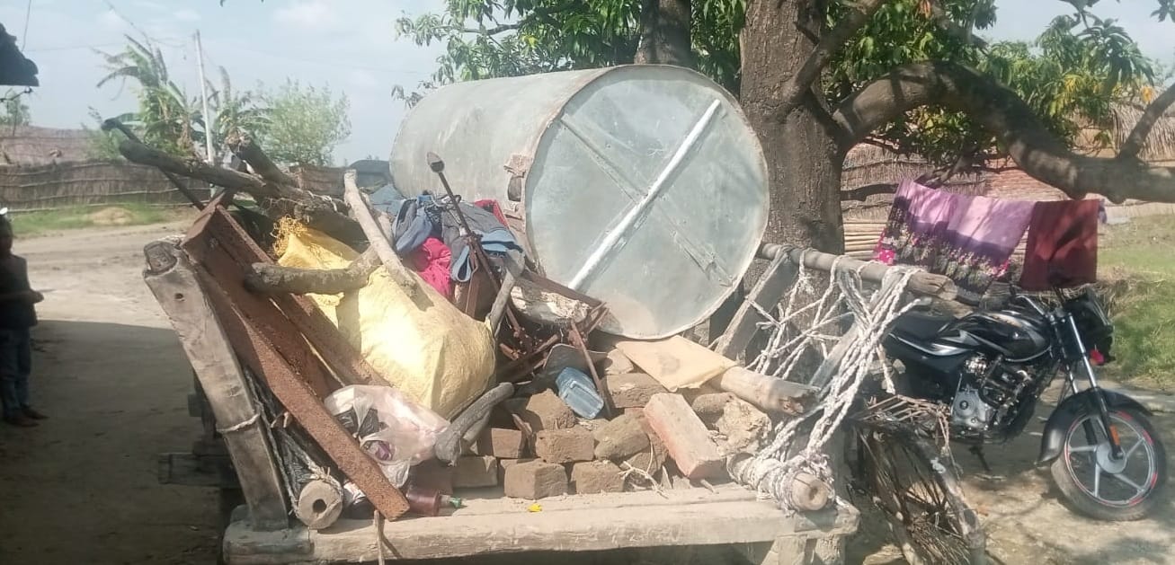 बेलहासिकटिहा मे ग्रामीणों से वार्ता करते नायब तहसीलदार। संवाद बेलहासिकटिहा मे ग्रामीणों से वार्ता करते नायब तहसीलदार। संवाद