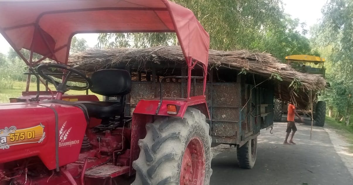 बेलहासिकटिहा मे ग्रामीणों से वार्ता करते नायब तहसीलदार। संवाद बेलहासिकटिहा मे ग्रामीणों से वार्ता करते नायब तहसीलदार। संवाद