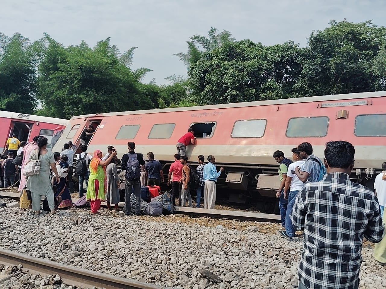 चंडीगढ़-डिब्रूगढ़ एक्सप्रेस के पटरी से उतरे कोच। रेलवे