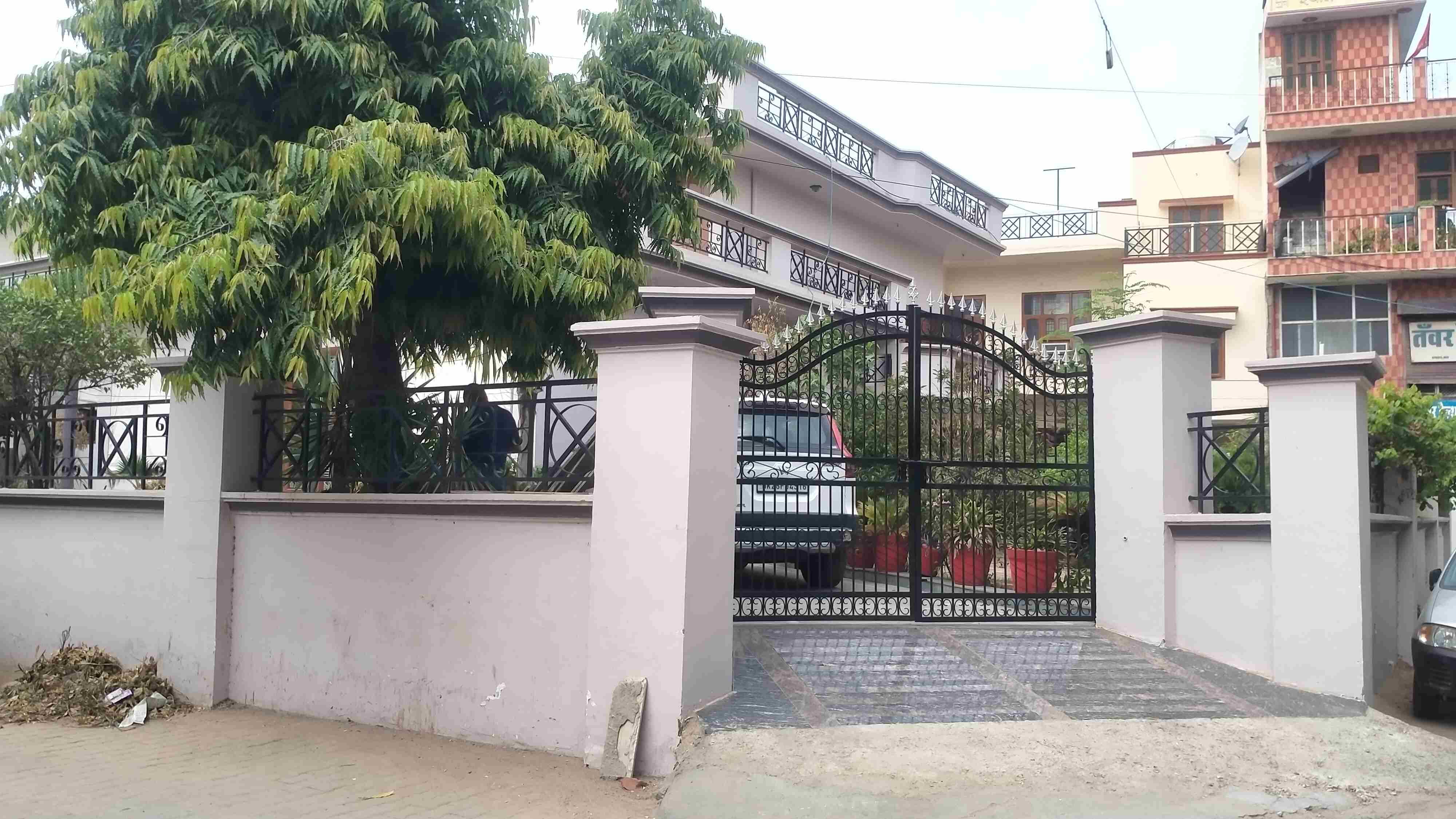फोटो संख्या:57- महेंद्रगढ़ विधायक राव दानसिंह की शहर में स्थित आवास के बाहर खड़ी ईडी की गाड़ी फोटो संख्या:57- महेंद्रगढ़ विधायक राव दानसिंह की शहर में स्थित आवास के बाहर खड़ी ईडी की गाड़ी
