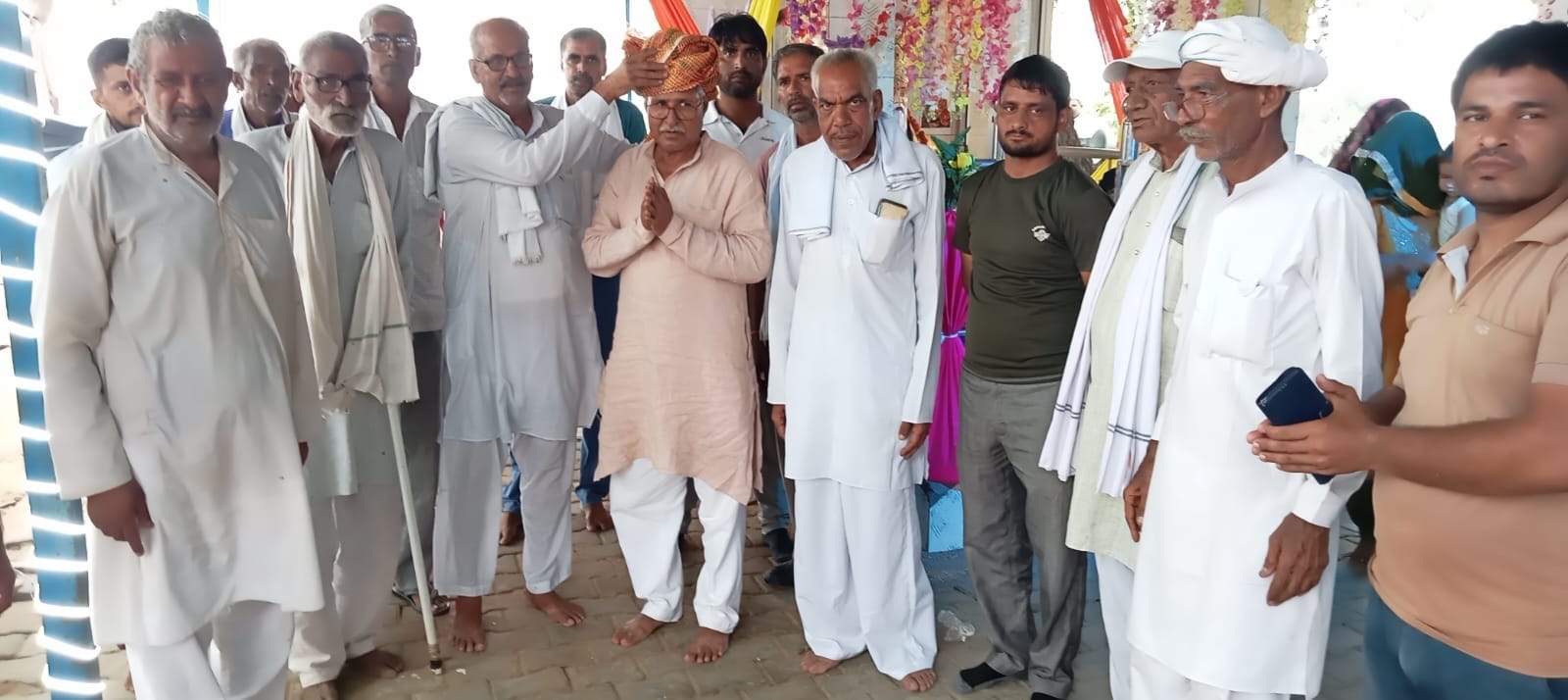 फोटो संख्या:61- गांव बेवल में भंडारें में प्रसाद ग्रहण करते श्रद्धालु--स्रोत--आयोजक फोटो संख्या:61- गांव बेवल में भंडारें में प्रसाद ग्रहण करते श्रद्धालु--स्रोत--आयोजक