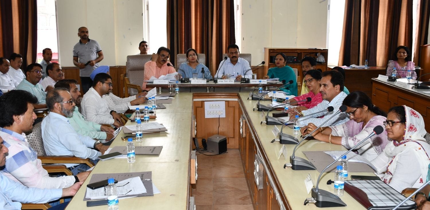 जिला परिषद त्रैमासिक बैठक की अध्यक्षता करते अध्यक्ष रमेश ठाकुर। संवाद जिला परिषद त्रैमासिक बैठक की अध्यक्षता करते अध्यक्ष रमेश ठाकुर। संवाद