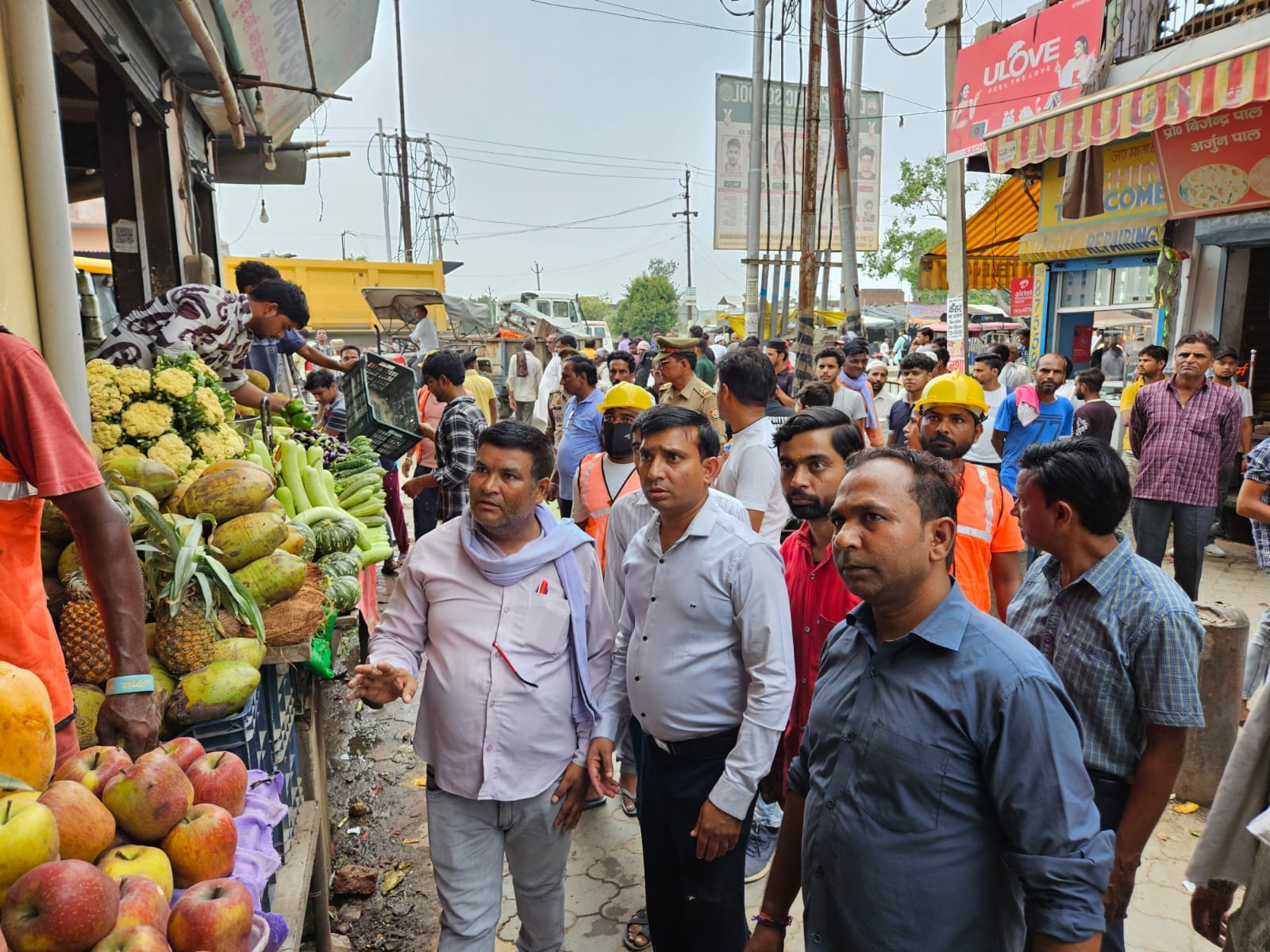 जलालाबाद में अतिक्रमण के दौरान हंगामा कर रहे व्यपारियो को समझाते अधिशासी अधिकारी जितें जलालाबाद में अतिक्रमण के दौरान हंगामा कर रहे व्यपारियो को समझाते अधिशासी अधिकारी जितें
