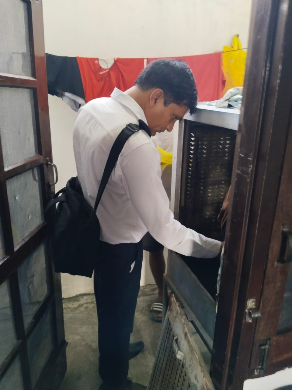 कुरुक्षेत्र। गमले में लारवा की जांच करता कर्मी। संवाद कुरुक्षेत्र। गमले में लारवा की जांच करता कर्मी। संवाद