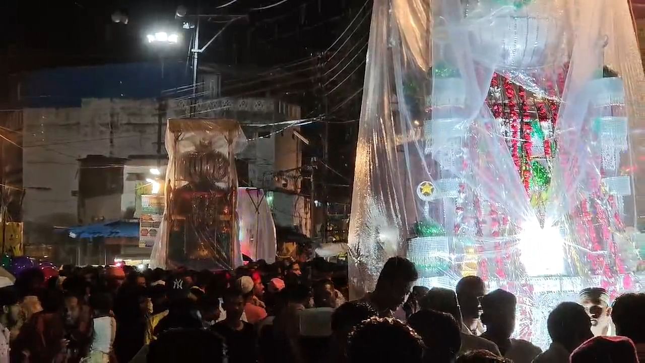 खंडवा में ताजियों के चल समारोह के बीच से निकलती एम्बुलेंस