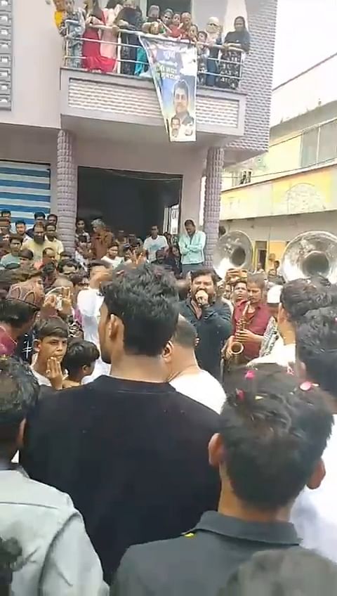 मोहर्रम के जुलूस में शामिल प्रतीकात्मक घोड़े, हनुमान चालीसा गाते कुछ लोग