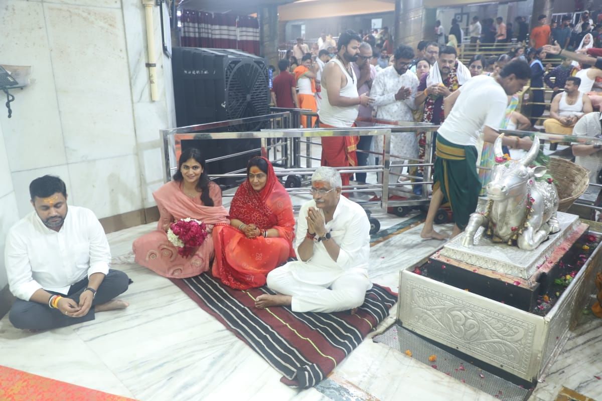 परिवार सहित बाबा महाकाल के दरबार पहुंचे जोधपुर के सांसद गजेंद्र सिंह शेखावत....नंदी हॉल से किए 