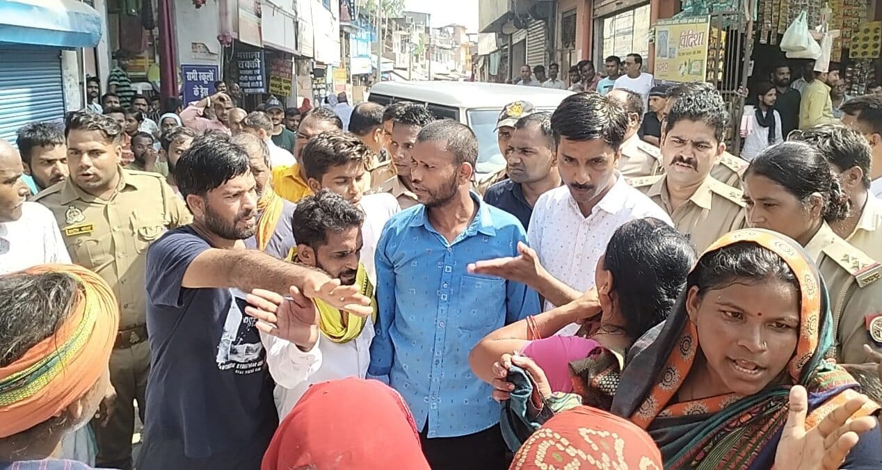 पट्टी में करंट से मृत युवक का शव पोस्टमार्टम के बाद पहुंचने पर बिलखते परिजन। संवाद