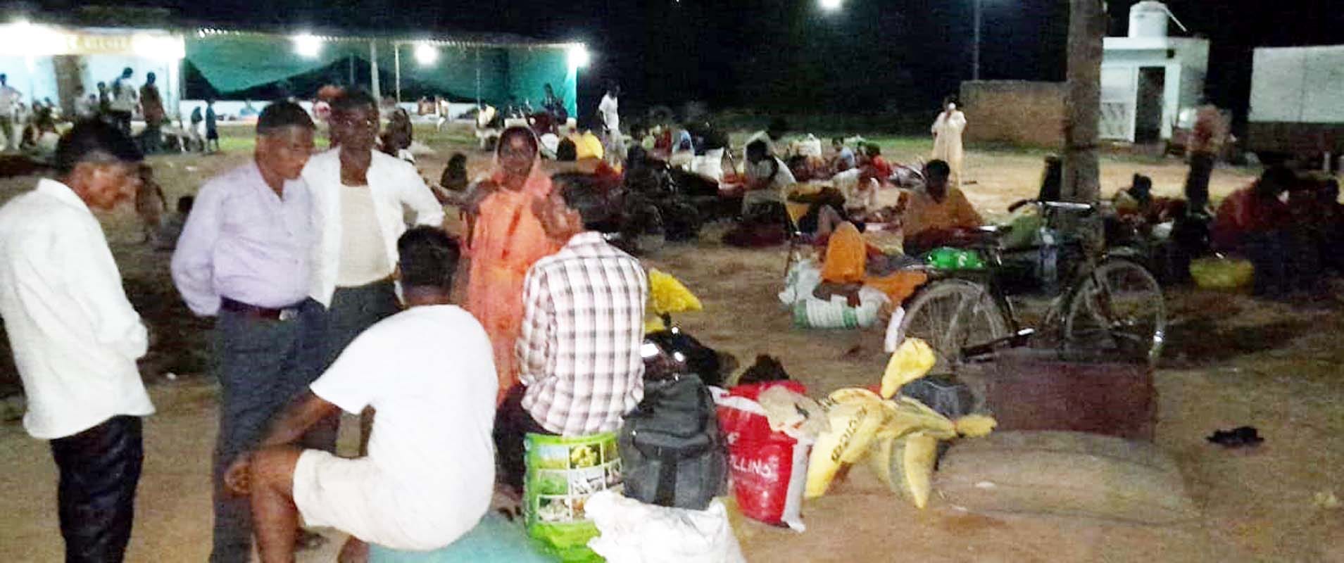 पुवायां में शाहजहांपुर हाईवे पर सवारियां भर रहे मैजिक चालक। संवाद