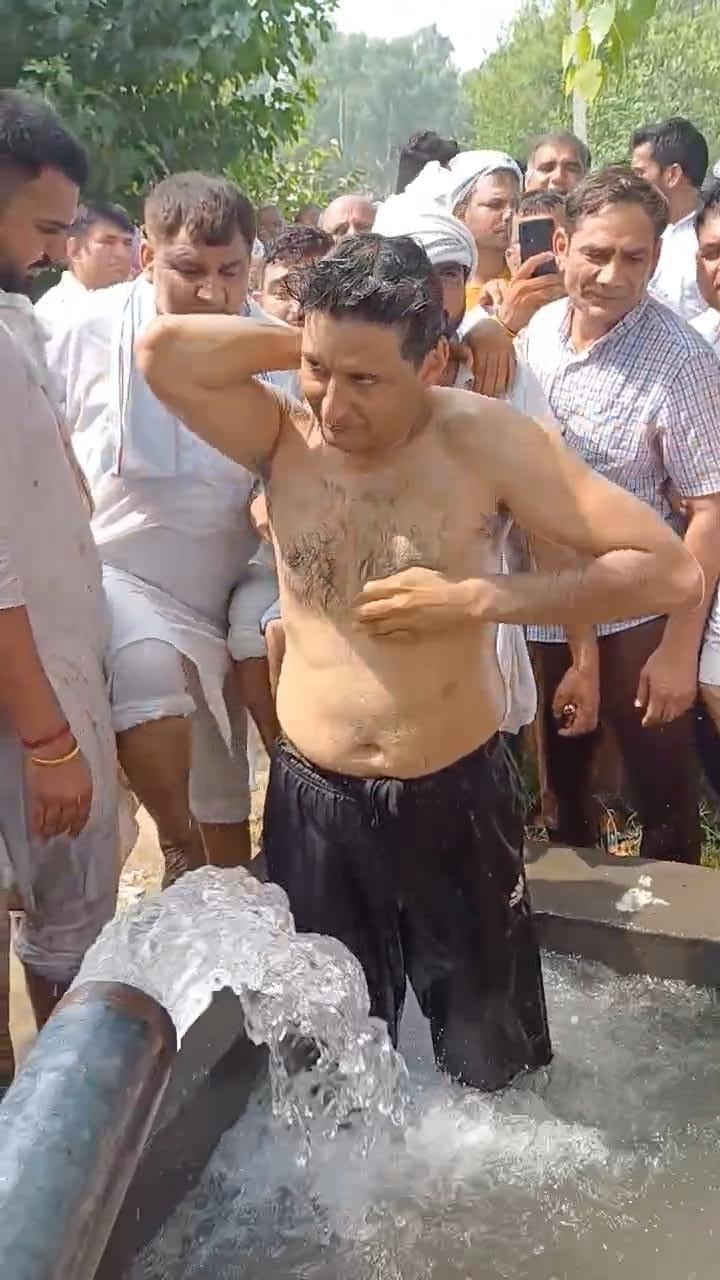 सोनीपत के गोहाना में गांव गंगाना के खेतों में ट्रैक्टर से धान की फसल की बुआई के लिए जोताई करते सोनीपत के गोहाना में गांव गंगाना के खेतों में ट्रैक्टर से धान की फसल की बुआई के लिए जोताई करते