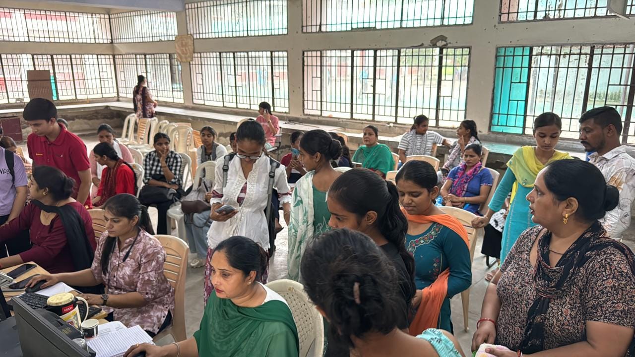शहर के राजकीय पॉलीटेक्निक में दाखिला लेते हुए अभ्यर्थी।