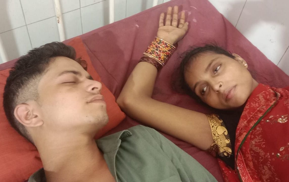 तिलहर सीएचसी में भर्ती ब्रजपाल व उनकी पत्नी। स्रोत: जागरुक पाठक