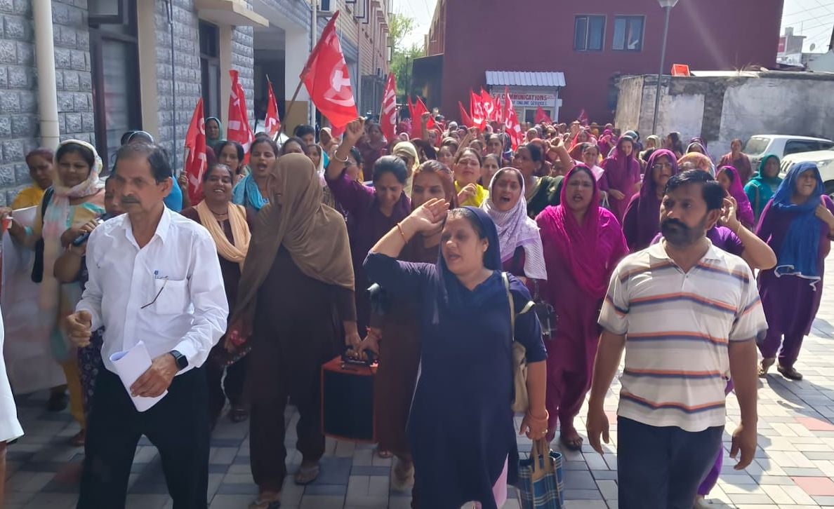 ऊना में मांगों को लेकर प्रदर्शन करते सीटू कार्यकर्ता।संवाद ऊना में मांगों को लेकर प्रदर्शन करते सीटू कार्यकर्ता।संवाद