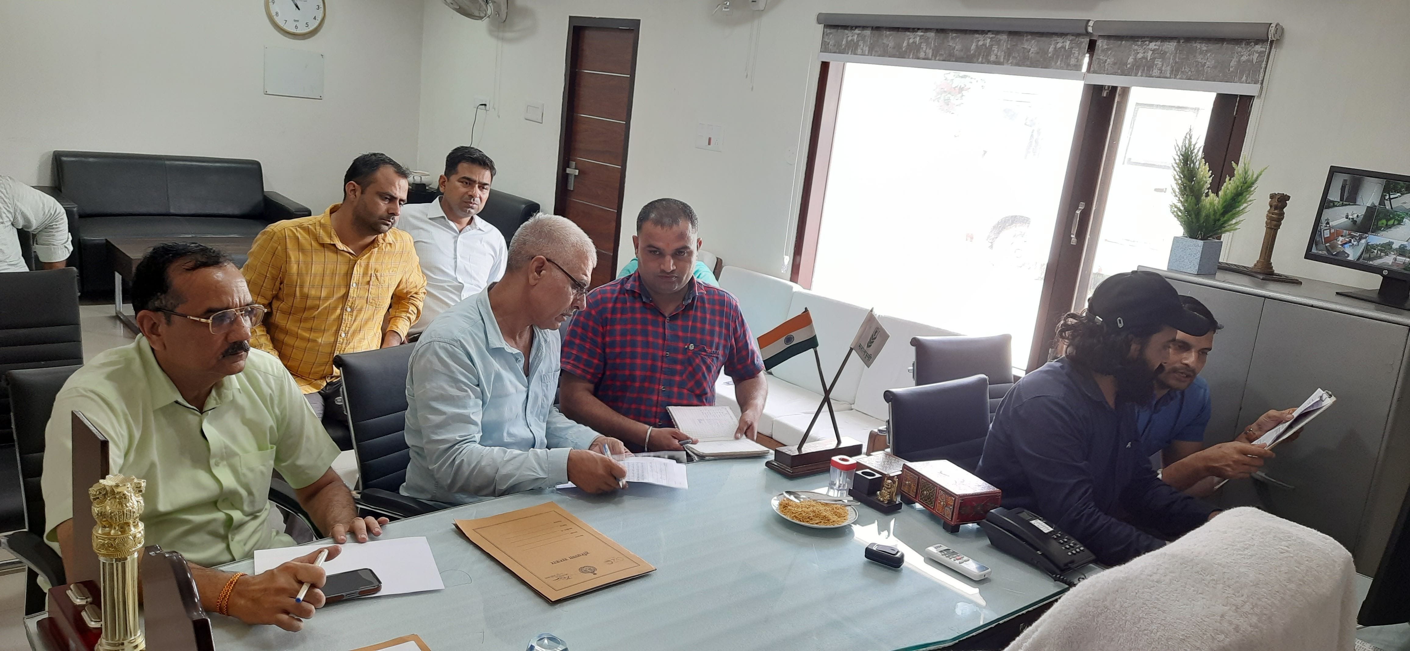 19जेएनडी25-कृषि विभाग का निरीक्षण के दौरान रिकॉर्ड जांचती सीएम फ्लाइंग टीम। संवाद 19जेएनडी25-कृषि विभाग का निरीक्षण के दौरान रिकॉर्ड जांचती सीएम फ्लाइंग टीम। संवाद