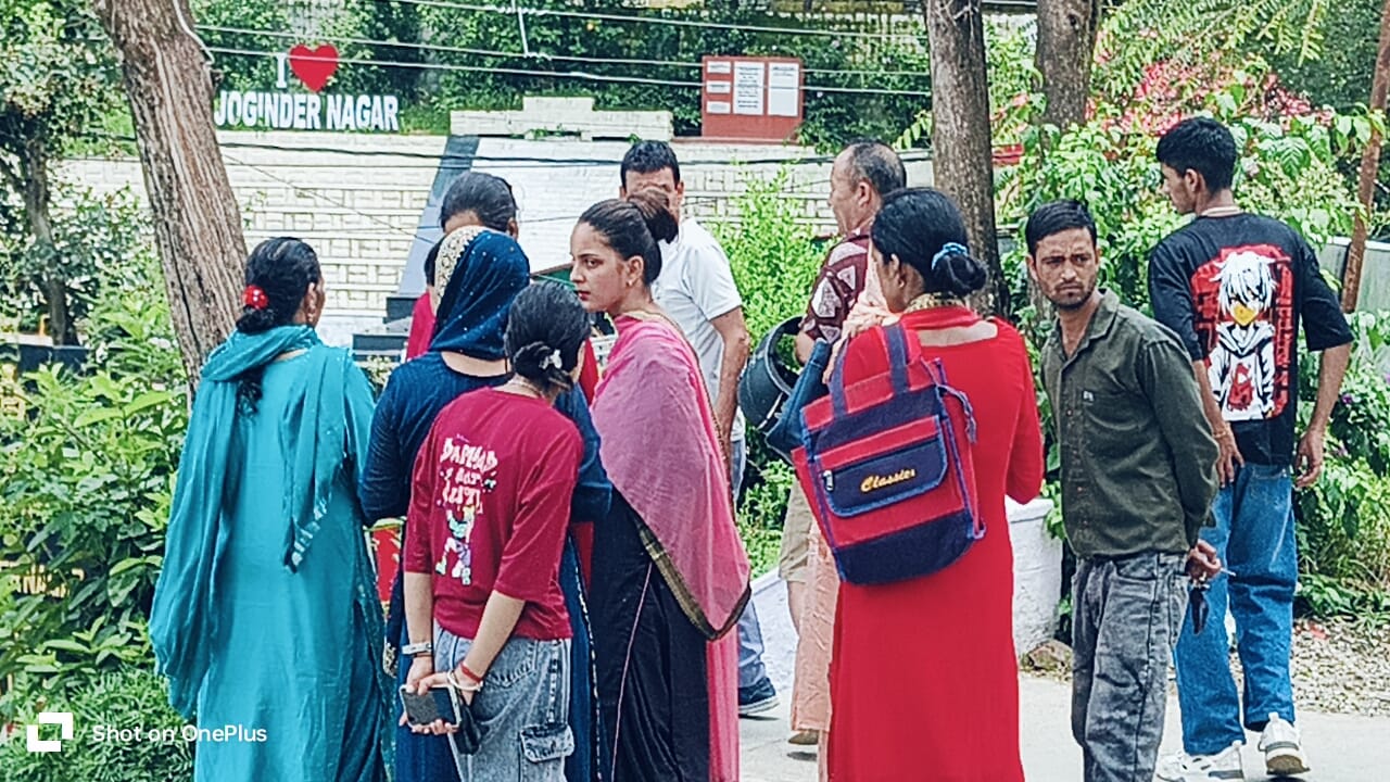 छीनाझपटी मामले में परिजनों के साथ पुलिस थाना पहुंची नेहा। संवाद छीनाझपटी मामले में परिजनों के साथ पुलिस थाना पहुंची नेहा। संवाद