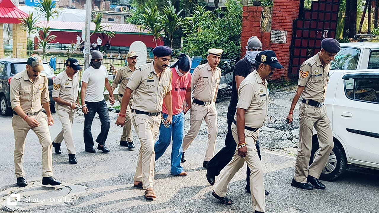 छीनाझपटी मामले में परिजनों के साथ पुलिस थाना पहुंची नेहा। संवाद छीनाझपटी मामले में परिजनों के साथ पुलिस थाना पहुंची नेहा। संवाद