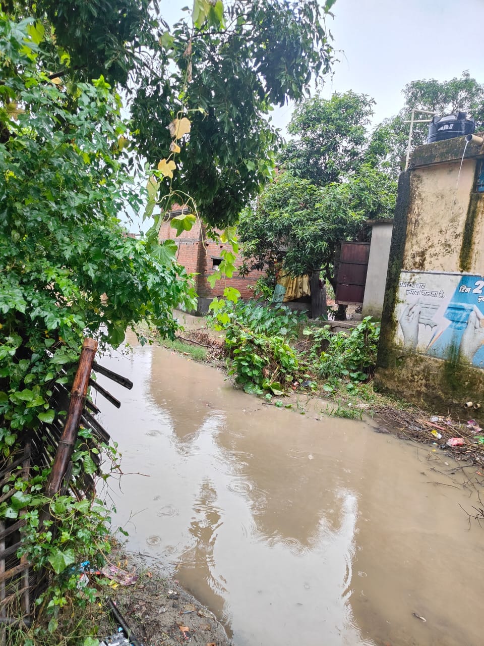 ढक्काचाट जाने वाली सड़क पर जलभराव से गुजरते लोग।स्रोत:ग्रामीण ढक्काचाट जाने वाली सड़क पर जलभराव से गुजरते लोग।स्रोत:ग्रामीण