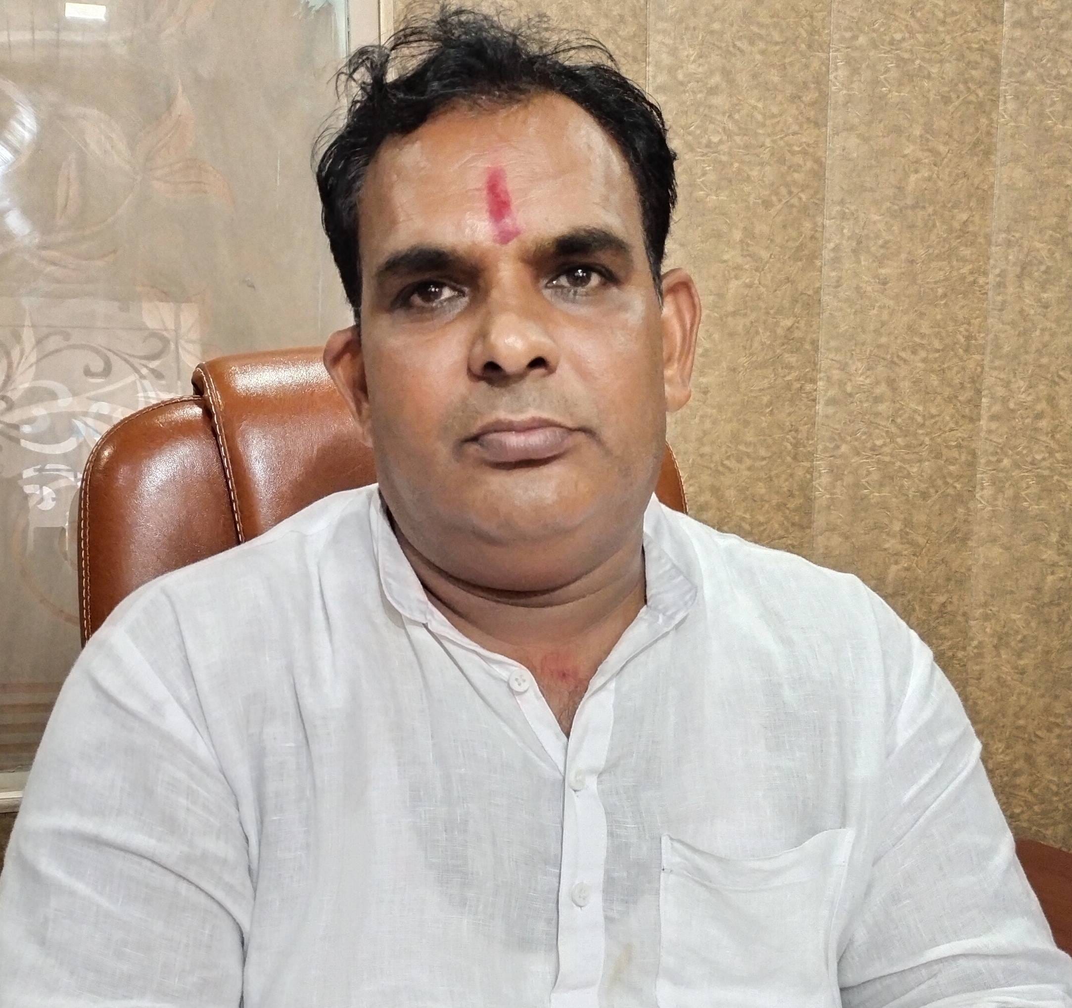 फोटो संख्या:55-नगर पालिका महेंद्रगढ़ में बैठक करते नगर पालिका चेयरमैन रमेश सैनी, उपप्रधान मंजू 