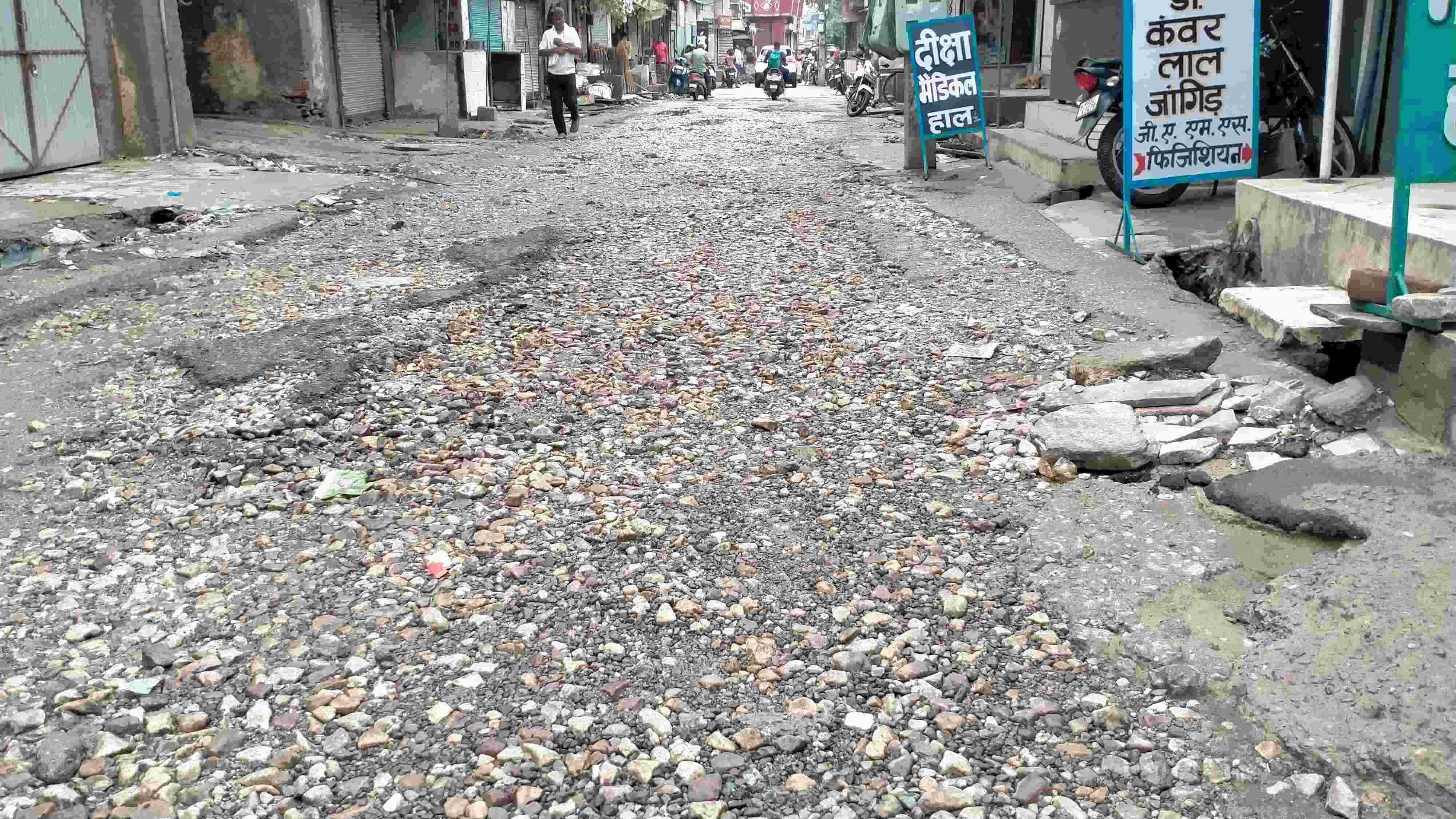 फोटो संख्या:55-नगर पालिका महेंद्रगढ़ में बैठक करते नगर पालिका चेयरमैन रमेश सैनी, उपप्रधान मंजू 