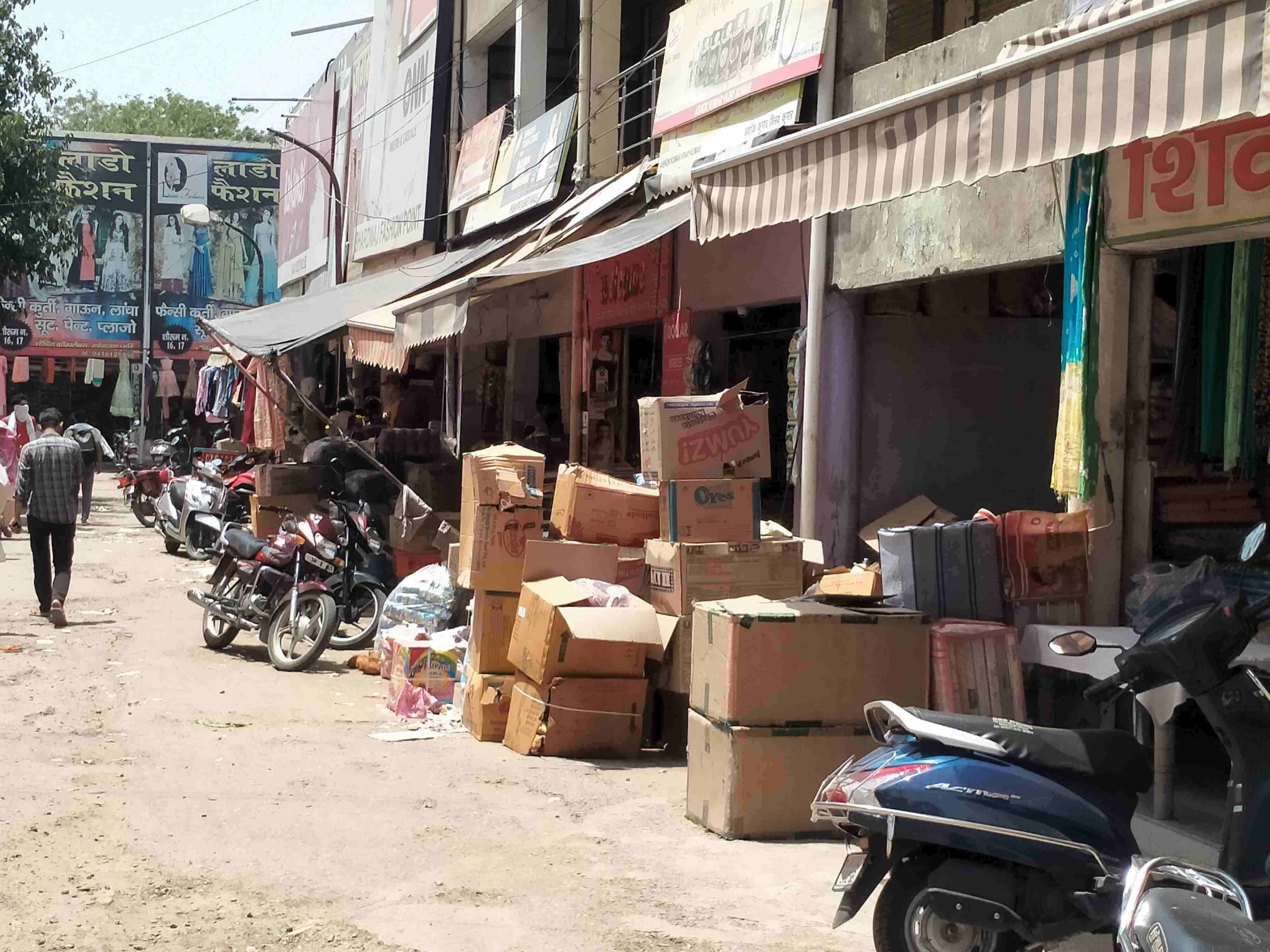 फोटो संख्या:55-नगर पालिका महेंद्रगढ़ में बैठक करते नगर पालिका चेयरमैन रमेश सैनी, उपप्रधान मंजू 
