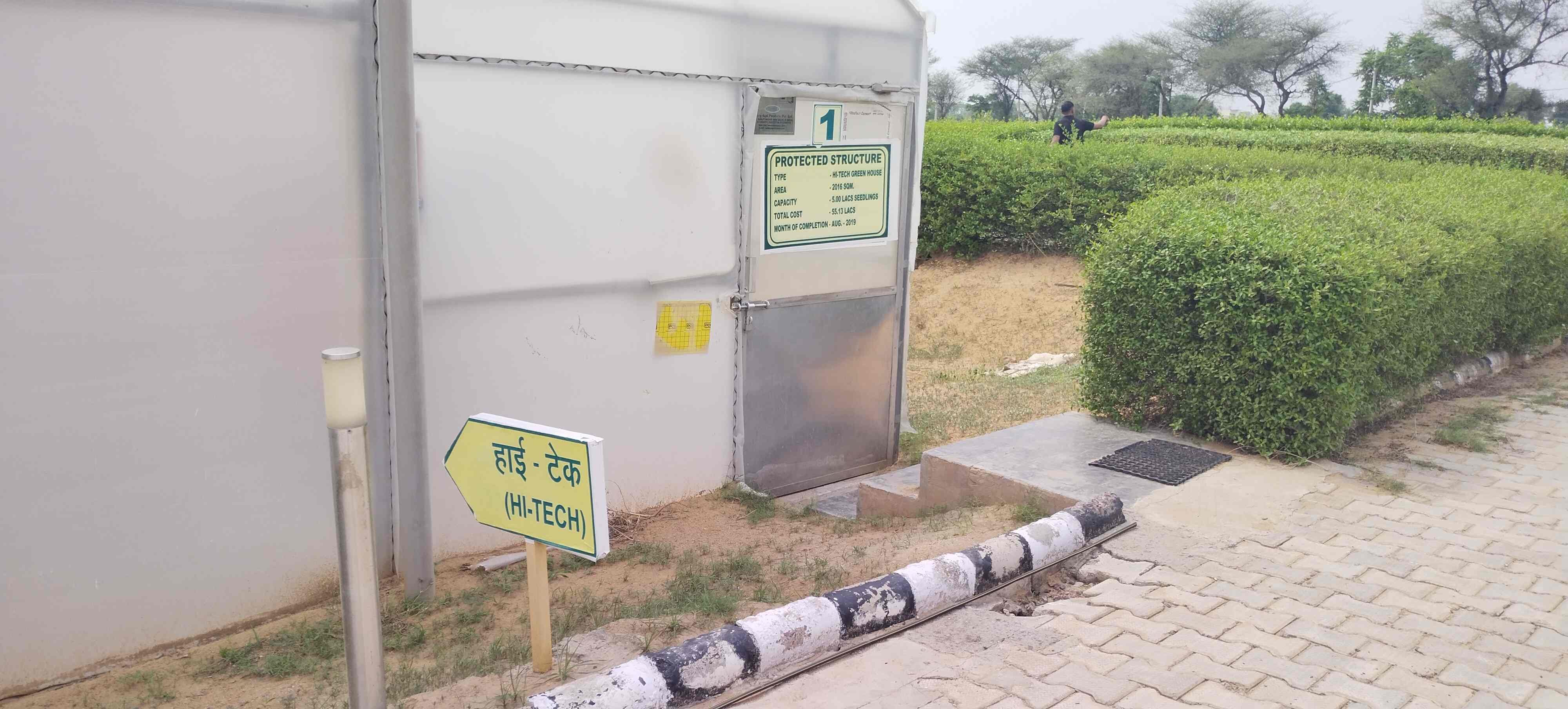 फोटो संख्या:63- बागवानी विकास केंद सुंदरह में क्षतिग्रस्त पोली हाउस--संवाद