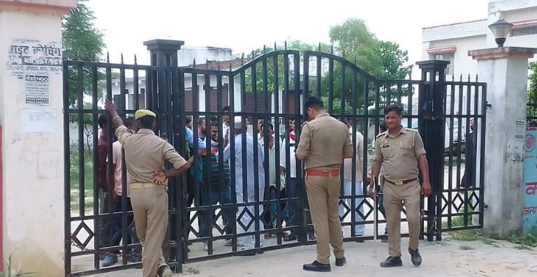 गडवारा स्थित एआरटीओ कार्यालय में दलालों को पकड़ने पहुंचे एएसपी पूर्वी दुर्गेश सिंह व सीआरओ। सं गडवारा स्थित एआरटीओ कार्यालय में दलालों को पकड़ने पहुंचे एएसपी पूर्वी दुर्गेश सिंह व सीआरओ। सं