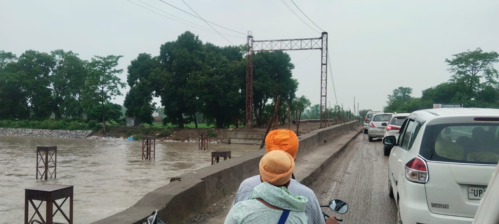 हरदोई ब्रांच नहर पुल पर हुए गड्डे।संवाद