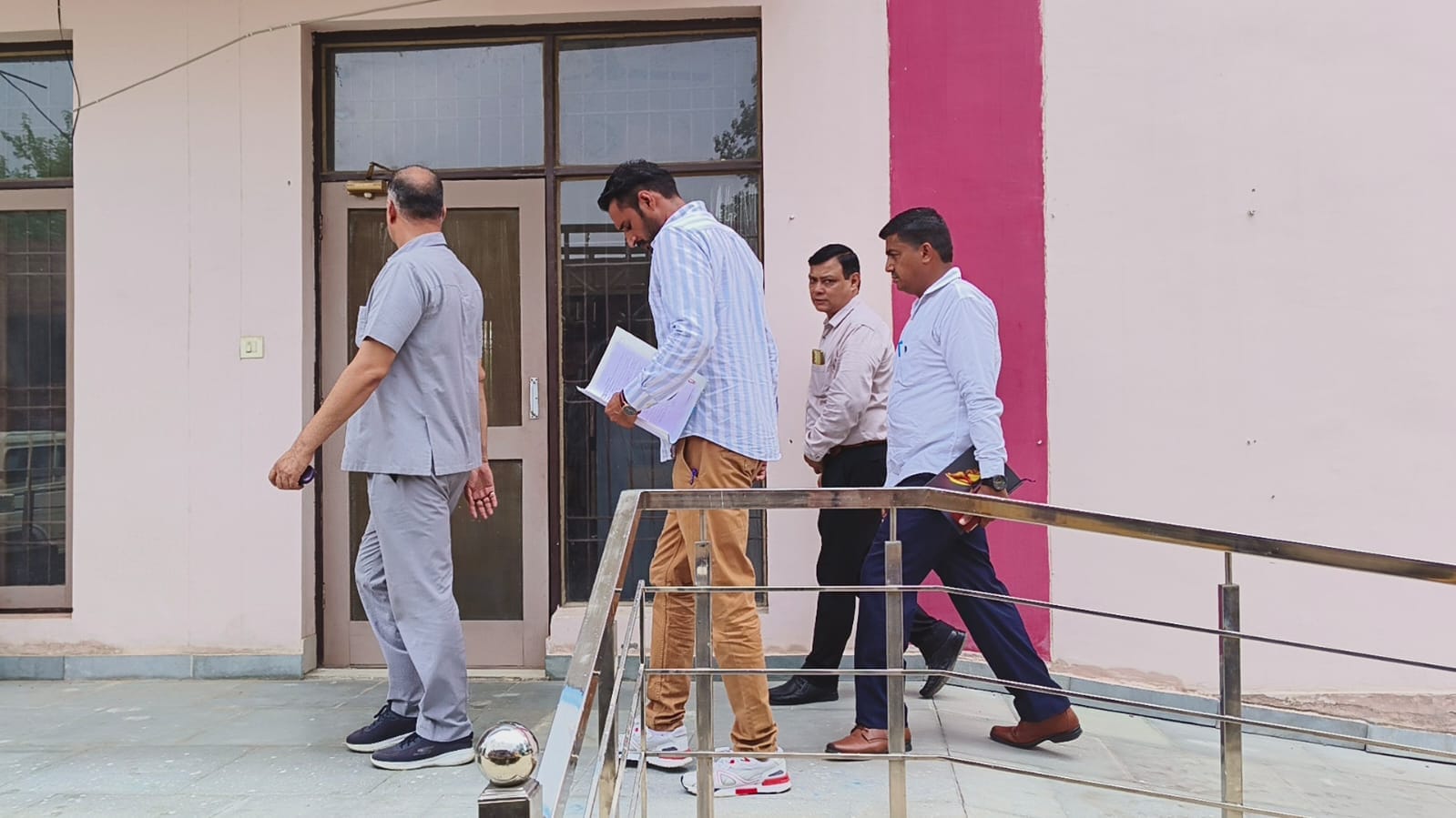 कुरुक्षेत्र। रजिस्टर की जांच करती सीएम फ्लाइंग टीम । कुरुक्षेत्र। रजिस्टर की जांच करती सीएम फ्लाइंग टीम ।