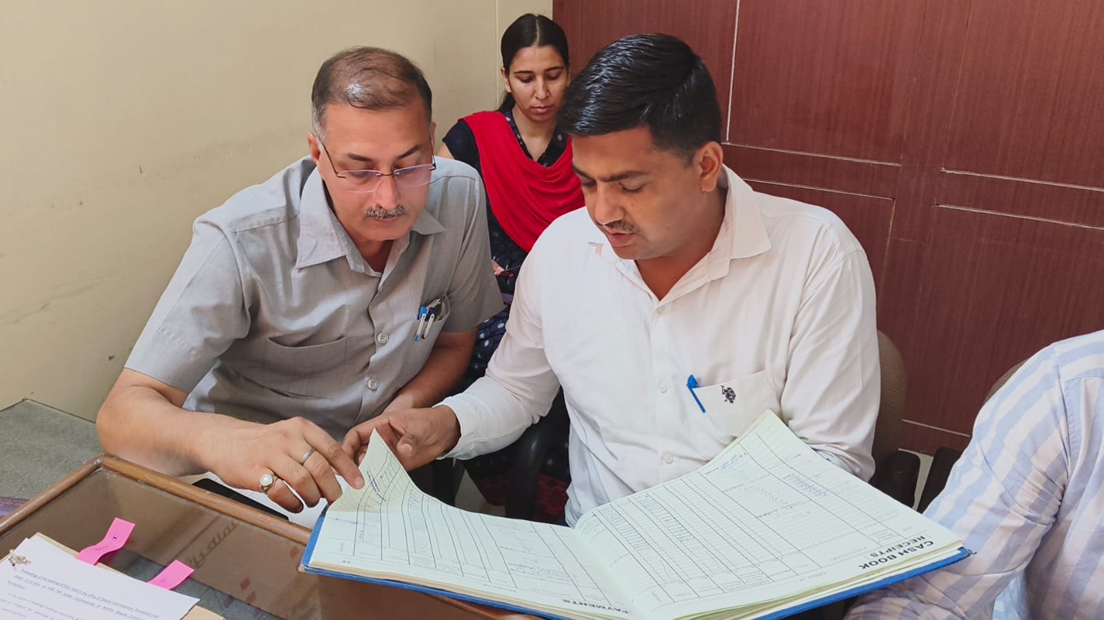 कुरुक्षेत्र। रजिस्टर की जांच करती सीएम फ्लाइंग टीम । कुरुक्षेत्र। रजिस्टर की जांच करती सीएम फ्लाइंग टीम ।