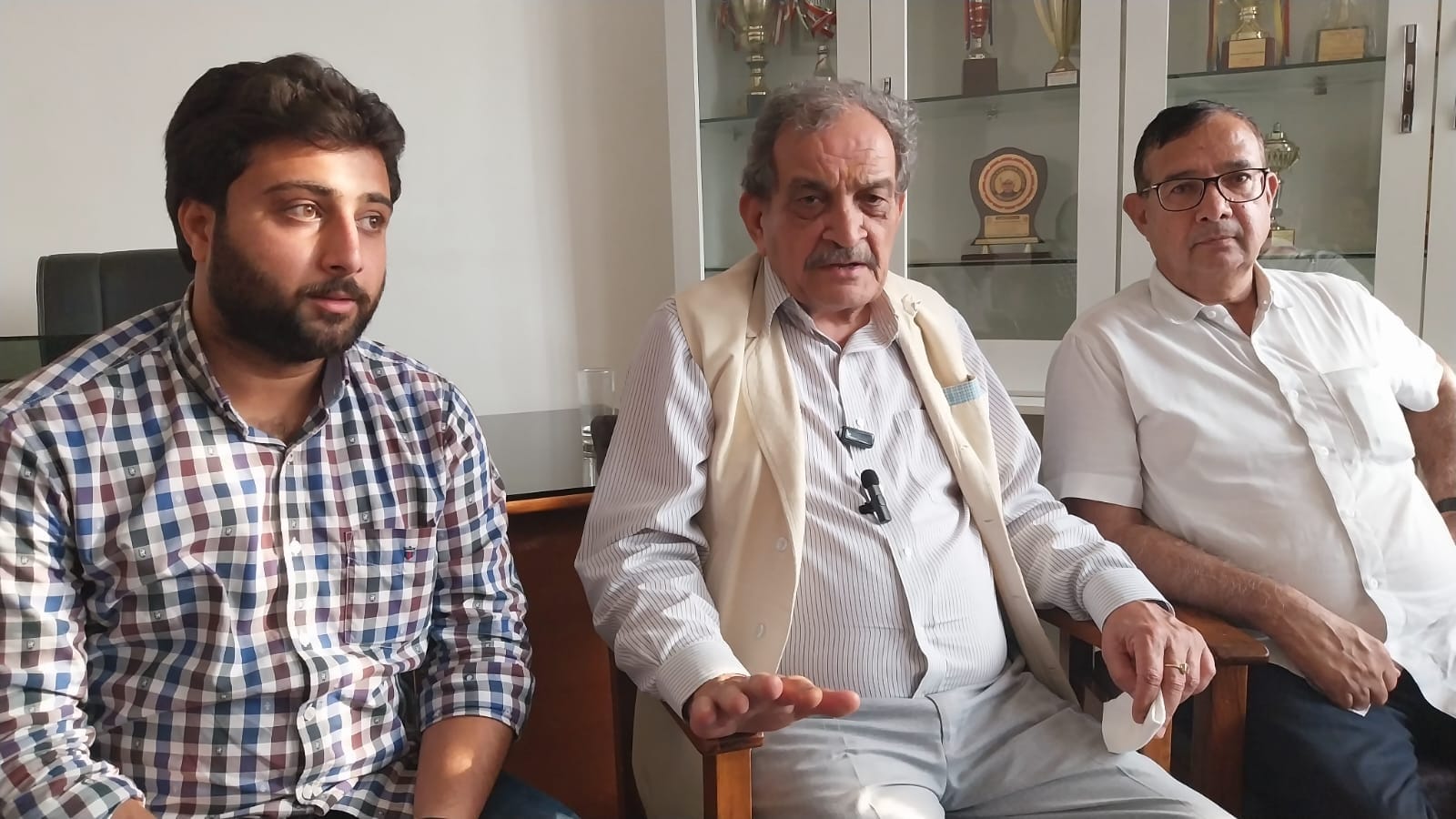 20जेएनडी13: पत्रकारों से बातचीत करते हुए पूर्व केंद्रीय मंत्री बीरेंद्र सिंह। संवाद 20जेएनडी13: पत्रकारों से बातचीत करते हुए पूर्व केंद्रीय मंत्री बीरेंद्र सिंह। संवाद