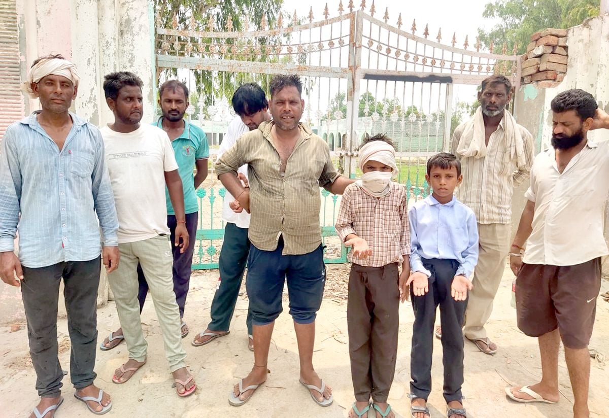 20जेएनडी26 : स्कूल के बाहर जानकारी देते परिजन। संवाद 20जेएनडी26 : स्कूल के बाहर जानकारी देते परिजन। संवाद