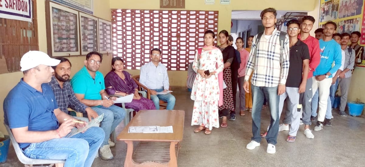 21जेएनडी21: कालेज में प्रवेश लेने के लिए पहुंचे छात्र-छात्राएं। संवाद 21जेएनडी21: कालेज में प्रवेश लेने के लिए पहुंचे छात्र-छात्राएं। संवाद