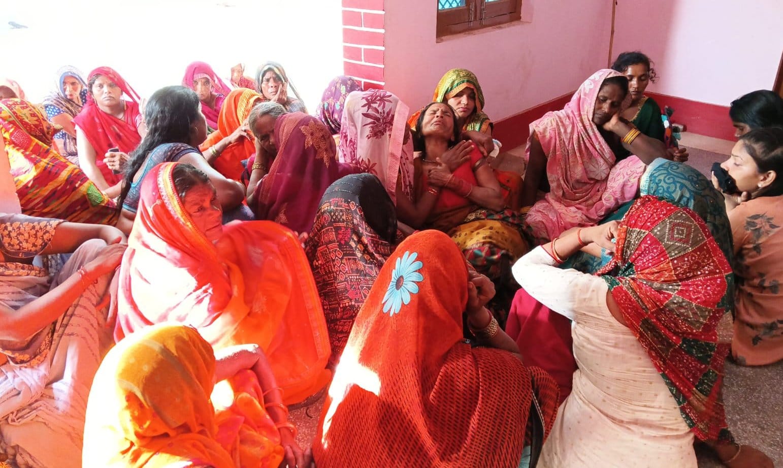 आसपुर देवसरा थाना क्षेत्र के रमगढ़ा में अधेड़ के फांसी लगाकर आत्महत्या करने पर बिलखते परिजन। सं आसपुर देवसरा थाना क्षेत्र के रमगढ़ा में अधेड़ के फांसी लगाकर आत्महत्या करने पर बिलखते परिजन। सं