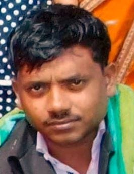 अजुहा कस्बे के नया नगर में रामलखन केसरवानी की मौत पर रोते बिलखते परिजन। संवाद अजुहा कस्बे के नया नगर में रामलखन केसरवानी की मौत पर रोते बिलखते परिजन। संवाद