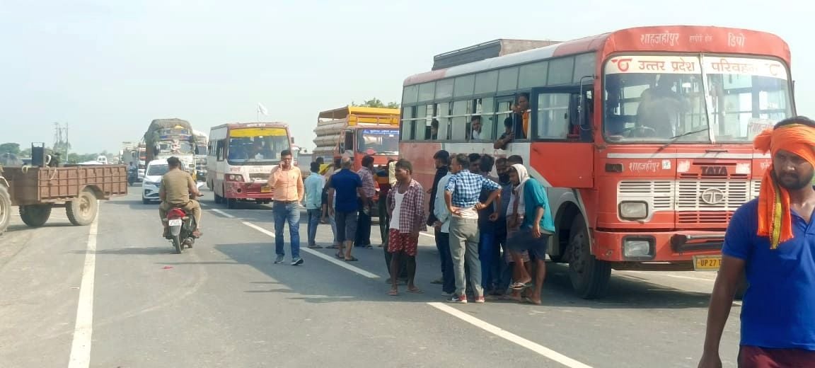 अल्हागंज थानाक्षेत्र के फतेहपुर मोड़ के पास बरेली फर्रूखाबाद हाइवे पर ग्रामीणों ने लगाया जाम। सं अल्हागंज थानाक्षेत्र के फतेहपुर मोड़ के पास बरेली फर्रूखाबाद हाइवे पर ग्रामीणों ने लगाया जाम। सं