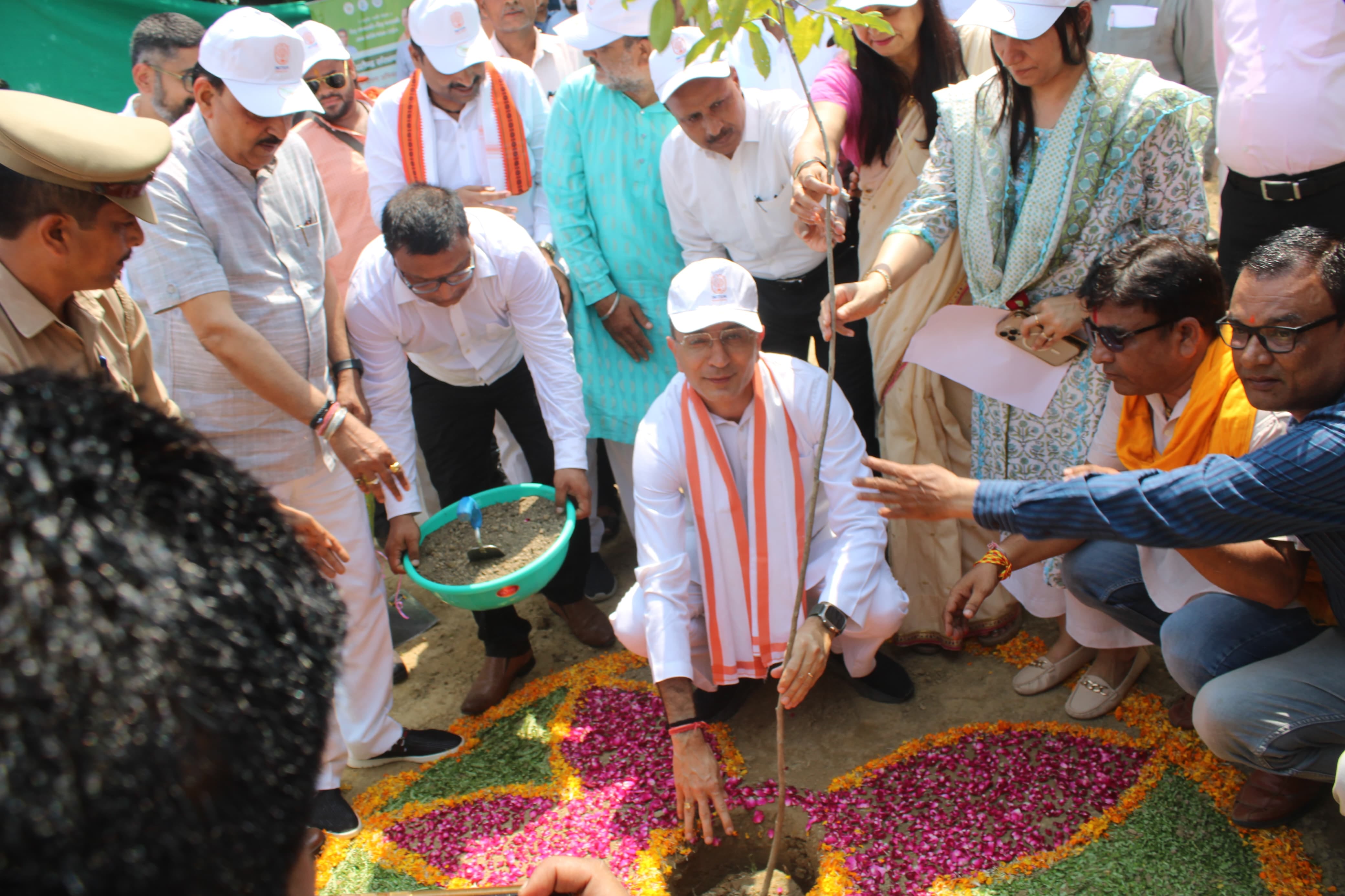 अमरिया तहसील परिसर में पौधारोपण करते ब्लाक प्रमुख निशान सिंह एवं अधिकारी।संवाद अमरिया तहसील परिसर में पौधारोपण करते ब्लाक प्रमुख निशान सिंह एवं अधिकारी।संवाद
