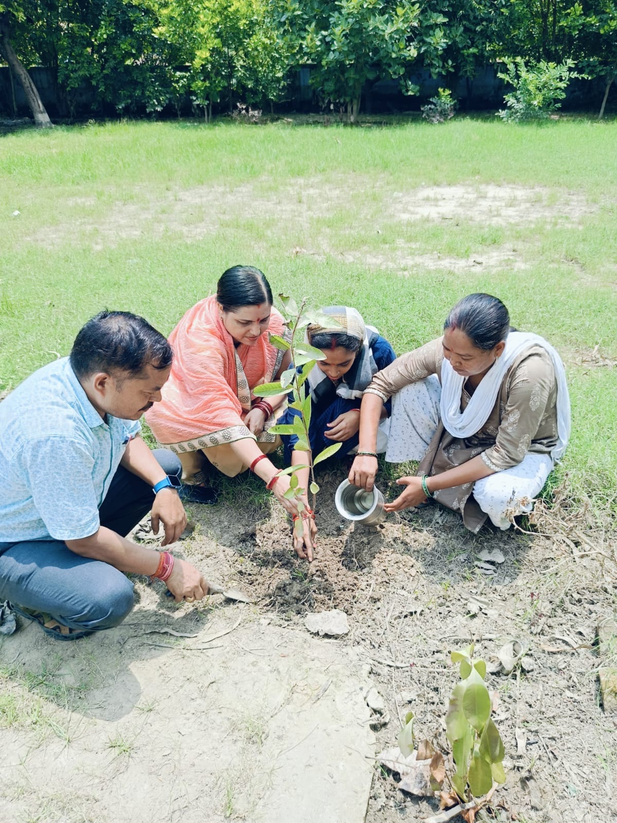 अमरिया तहसील परिसर में पौधारोपण करते ब्लाक प्रमुख निशान सिंह एवं अधिकारी।संवाद अमरिया तहसील परिसर में पौधारोपण करते ब्लाक प्रमुख निशान सिंह एवं अधिकारी।संवाद