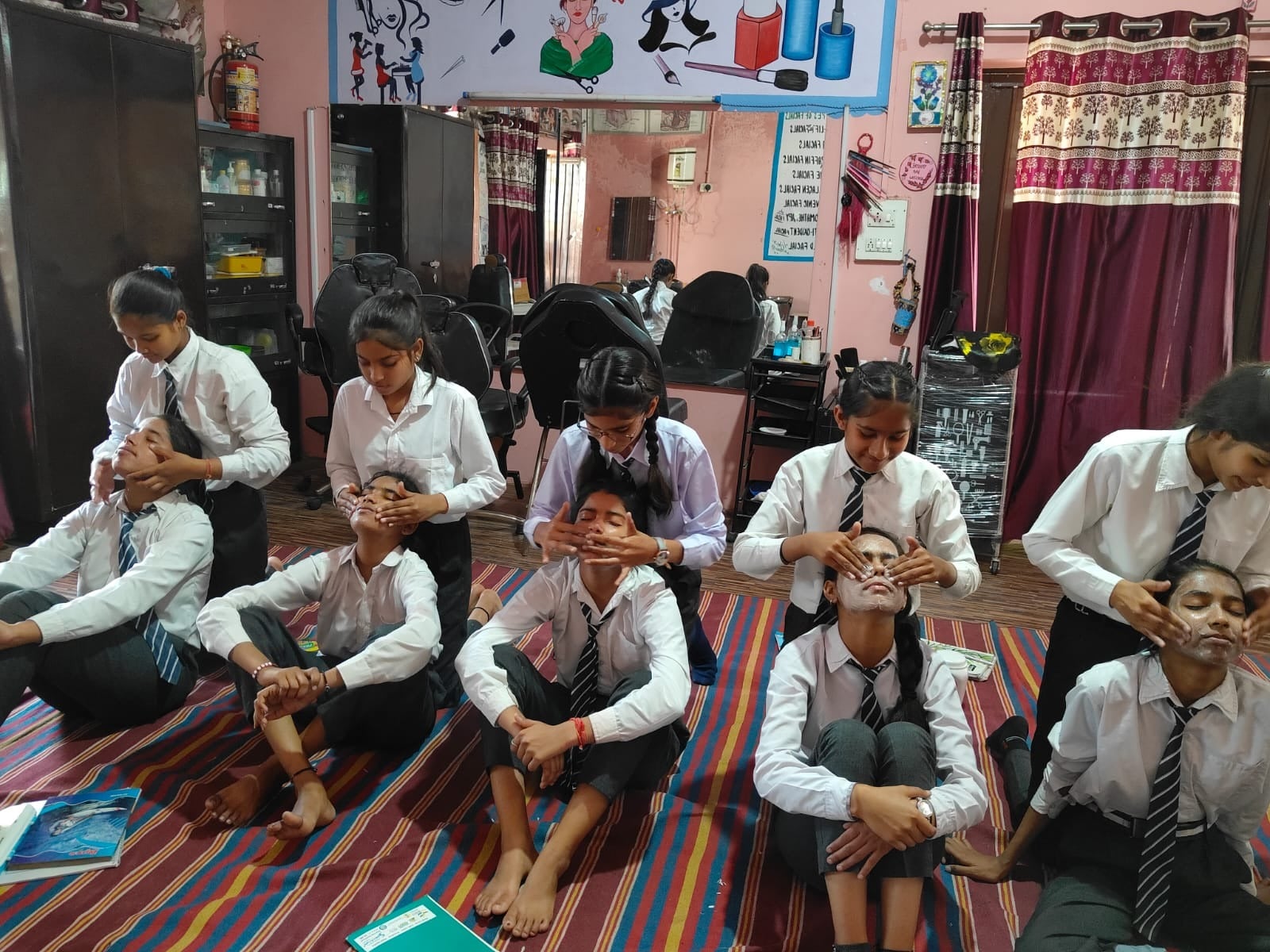 फोटो संख्या:51- राजकीय मॉडल संस्कृति स्कूल महेंद्रगढ़ में ब्यूटीशियन का कोर्स सीखती छात्राए--