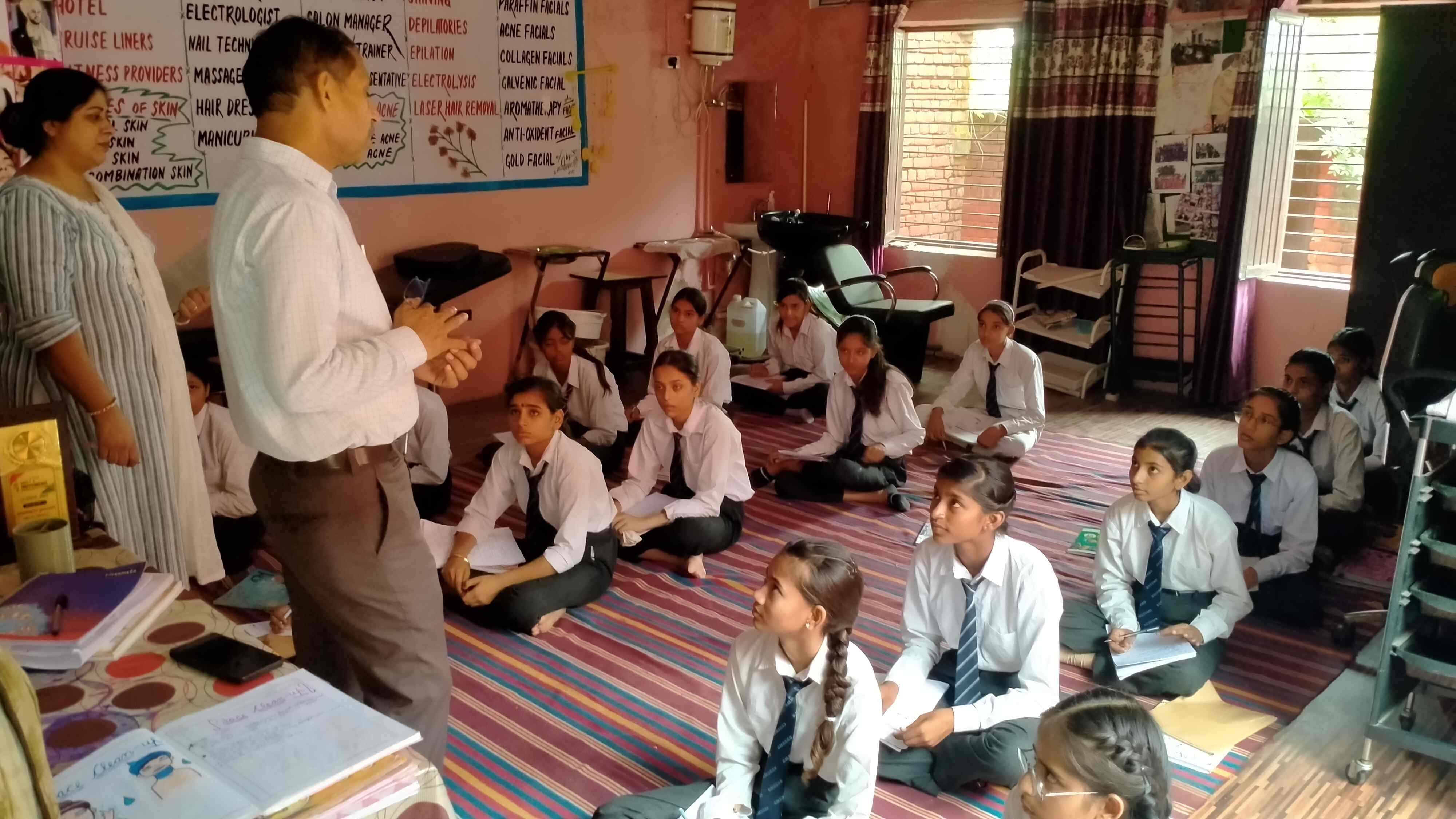 फोटो संख्या:51- राजकीय मॉडल संस्कृति स्कूल महेंद्रगढ़ में ब्यूटीशियन का कोर्स सीखती छात्राए--