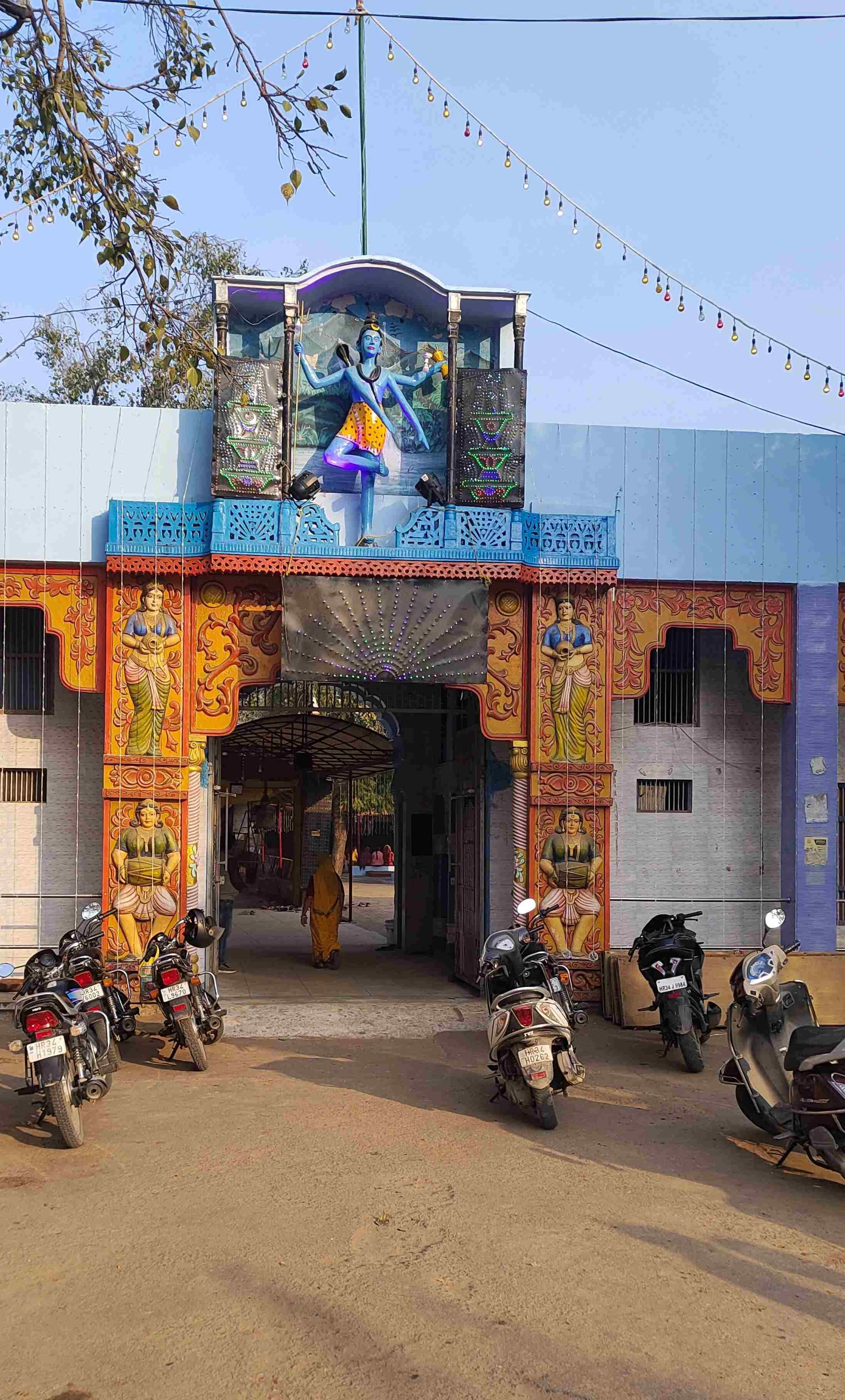 फोटो संख्या:68- तैयारियां हुई शुरू... 22 जुलाई से शुरू हो रहे श्रावण माह को लेकर गोशाला रोड पर 